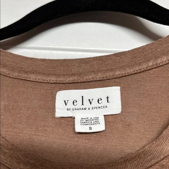 Velvet by Graham & Spencer Casey Linen Knit Crew Neck Tee in Bark - Picture 4 of 7